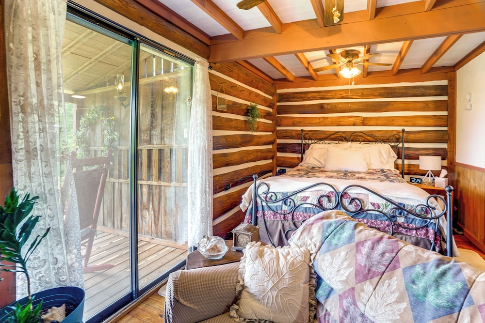 Cozy Luray Cabin w/ Views: Near Hiking Trails