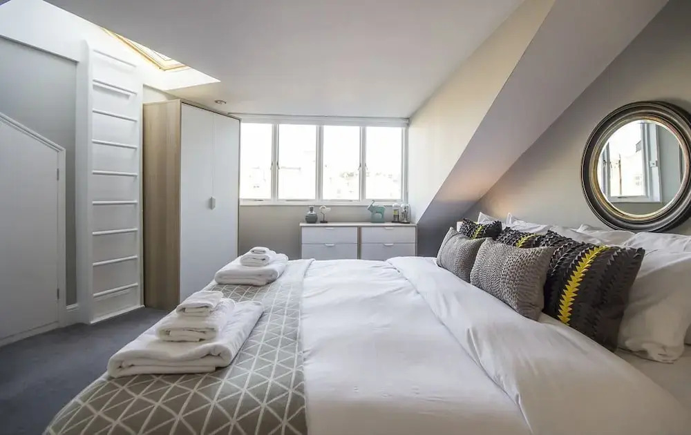 Stylish and Chic Regents Park Two bed