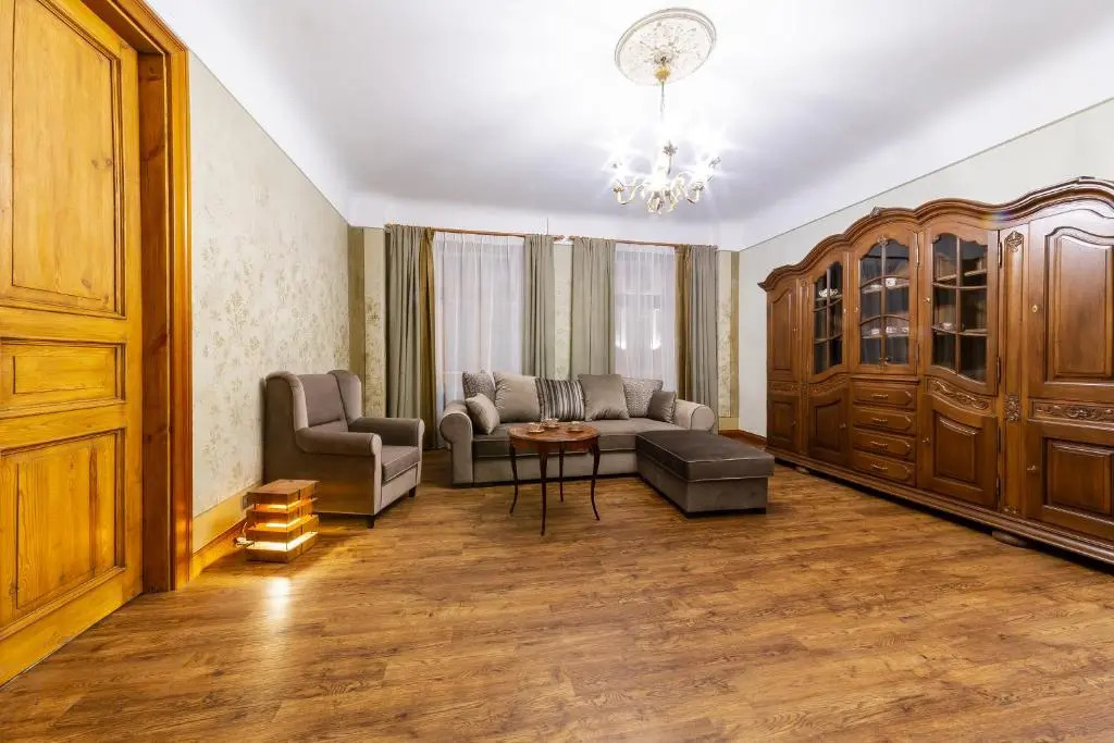Ancient Storie's AP 65sqm Renovated Free parking