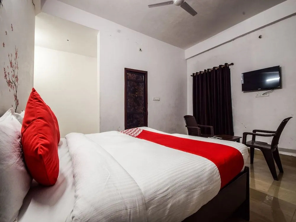 OYO 18738 Hotel Saniya