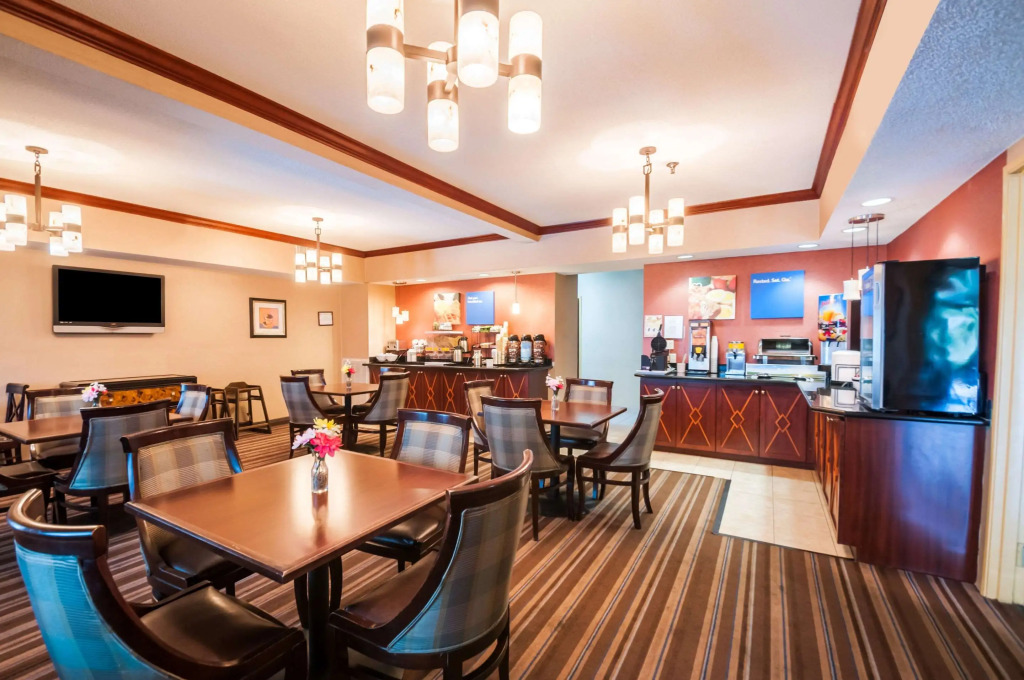 Comfort Inn & Suites North East