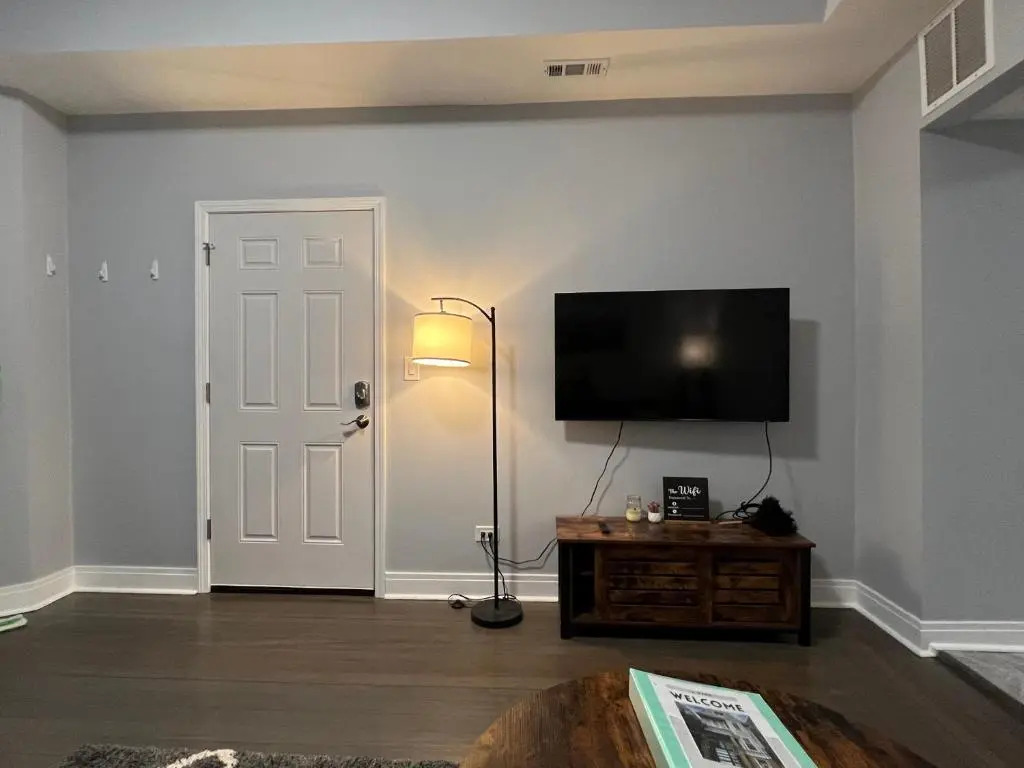Lovely Logan Square 2-Bedroom in Chicago