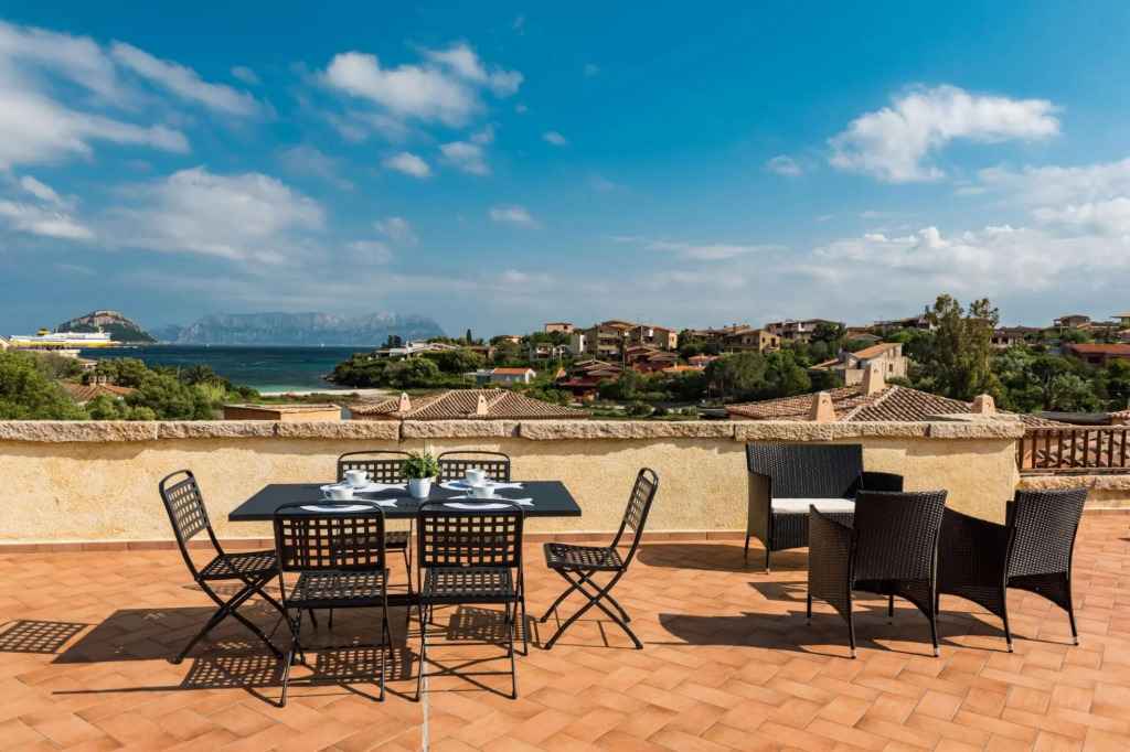 The apartment has 2 bedrooms, 2 bathrooms, living room with direct access to the terrace, kitchenett-PERLACEA 25