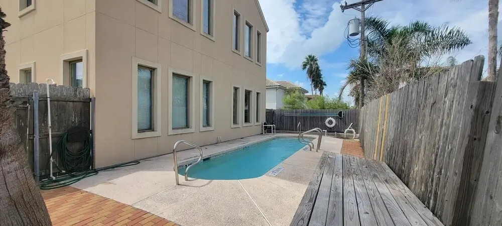 Quiet Side Street * Pool * 1.5 blocks to Beach (Aqua del Mar #4) by RedAwning