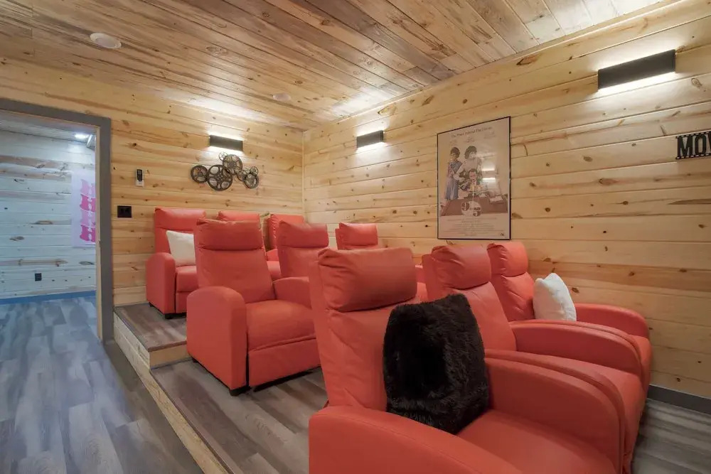 Pink Pines by Avantstay Luxury Aesthetic Dream Home, Indoor Pool, Hot Tub