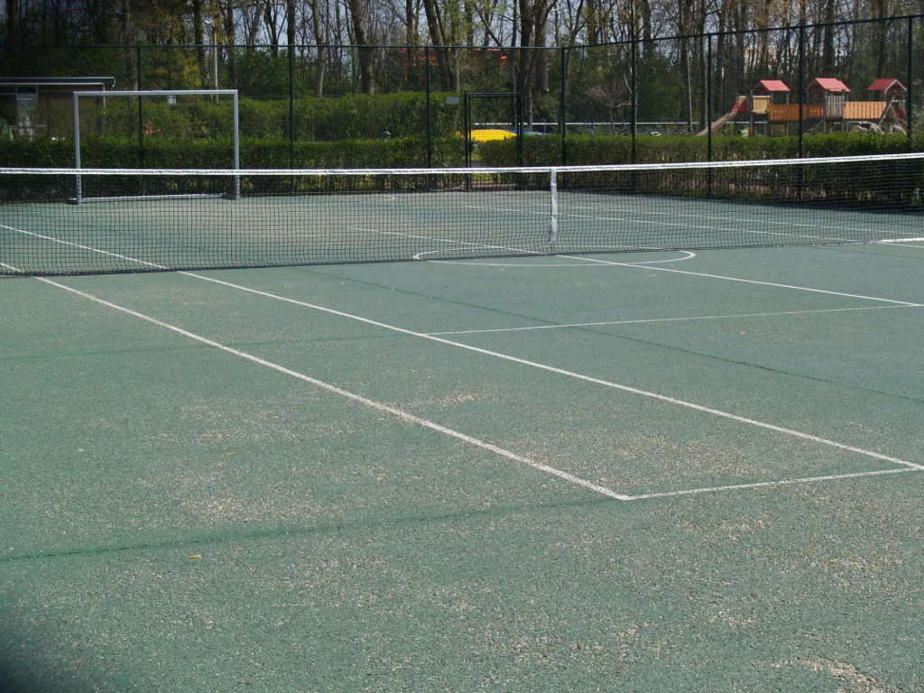 Well-maintained chalet with microwave, on a holiday park close to the Biesbosch