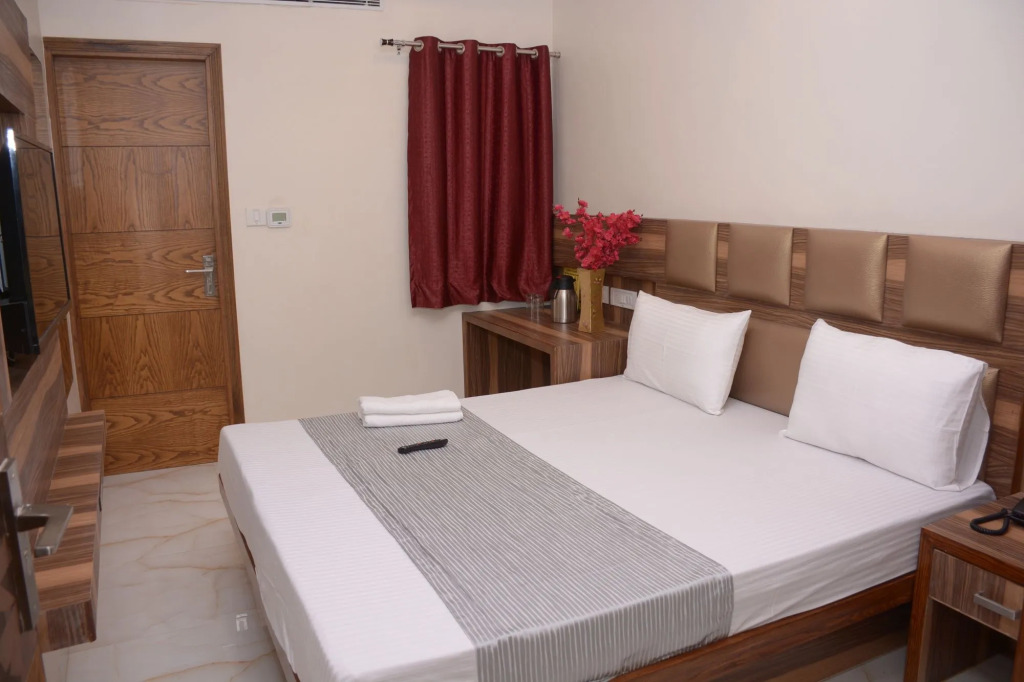 Hotel Golden Oasis - 5 Minute Walk from New Delhi Railway Station