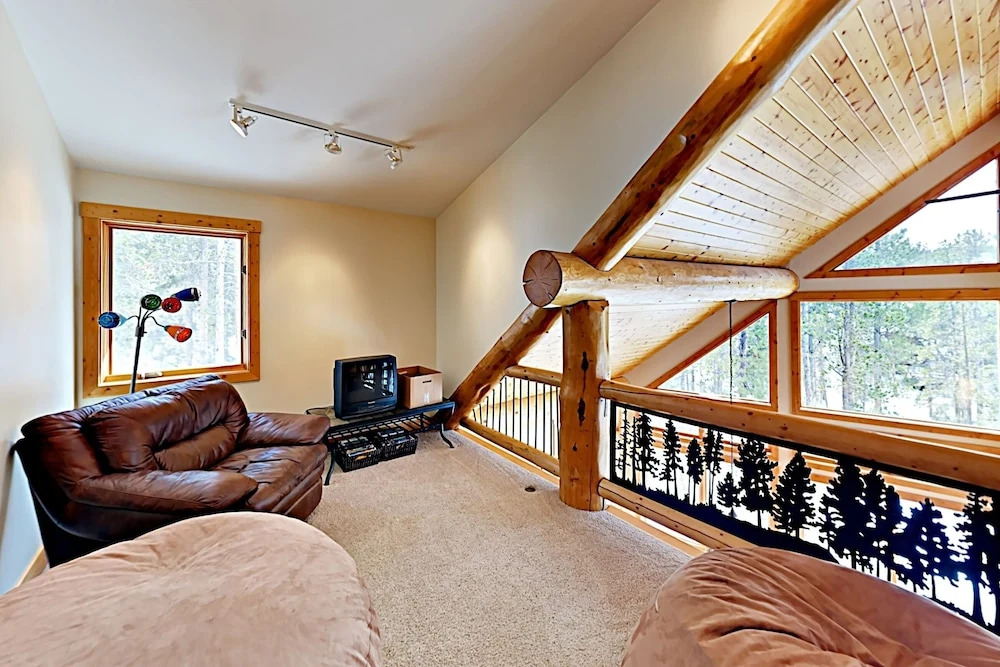 The Treehouse: 2 Living Areas & Private Hot Tub 4 Bedroom Home