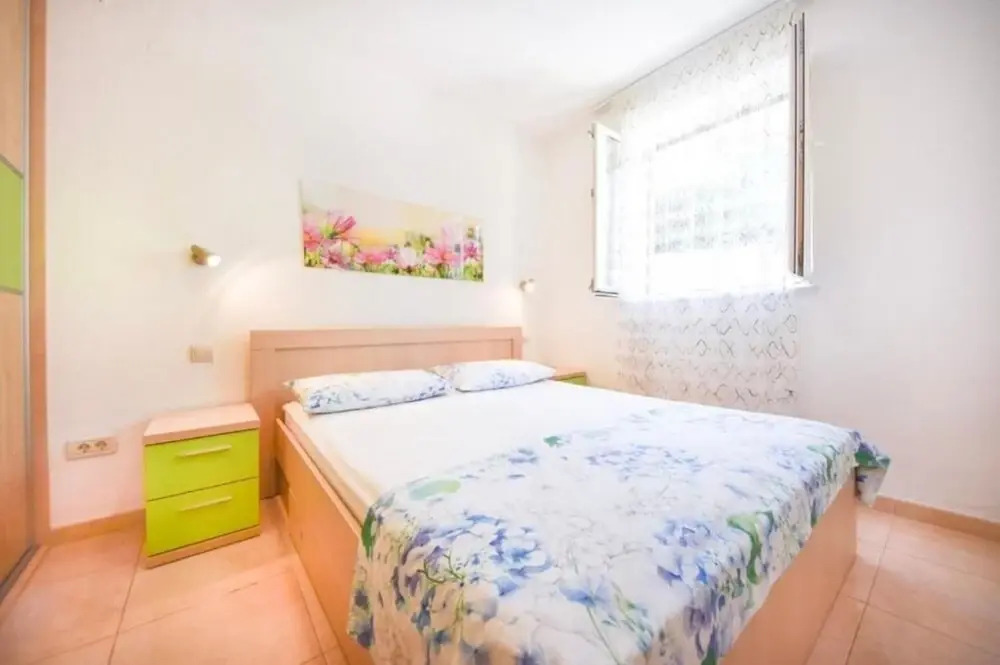 Ennio - 100m From the Beach - A2 Zeleni