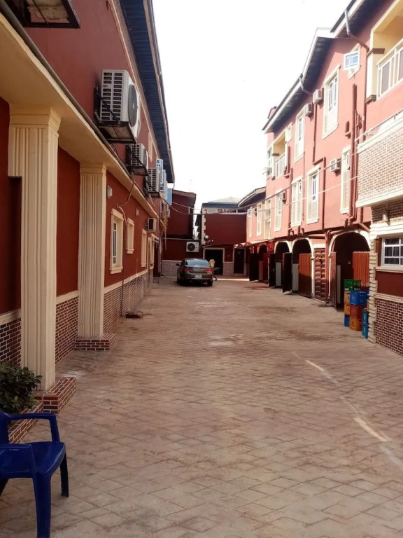 Tom hotel and suites