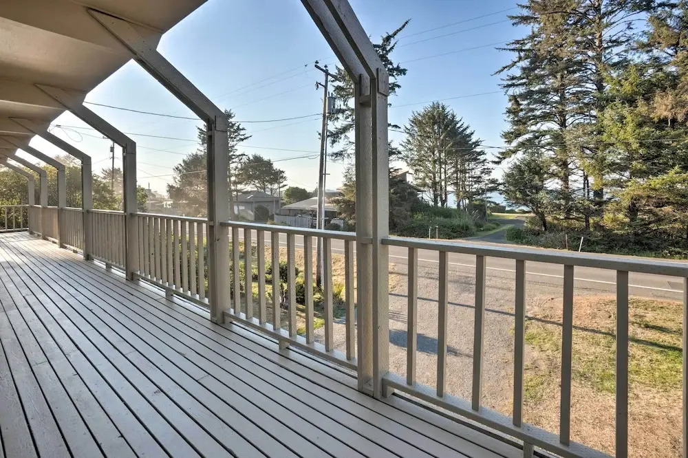 Fishermen's Paradise in Coos Bay: Walk to Beach!