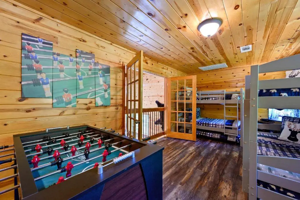 Hickory Bear - Secluded Cabin, Sleeps 10, New Hot Tub, Fire Pit, Arcade, Foosball Table & Deck Slide