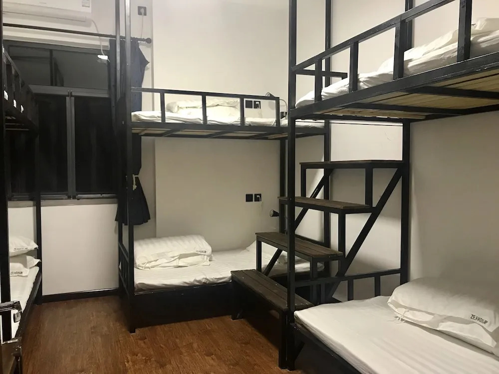 Zeako Youth Hostel