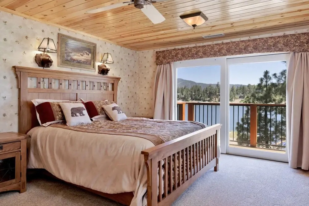 2098-cove Lakefront Chalet 4 Bedroom Home by RedAwning