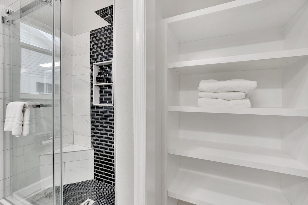 Luxurious Retreat at our Canal Front Pool Home 5BR