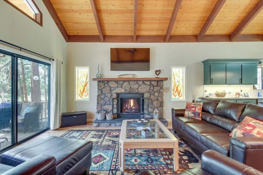 Game Room, Fire Pit, Deck: Remodeled Pinetop Cabin