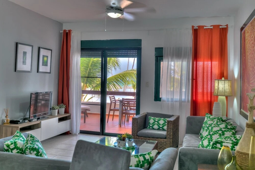 Oceanfront Apartment With Beach Views and Large Balcony