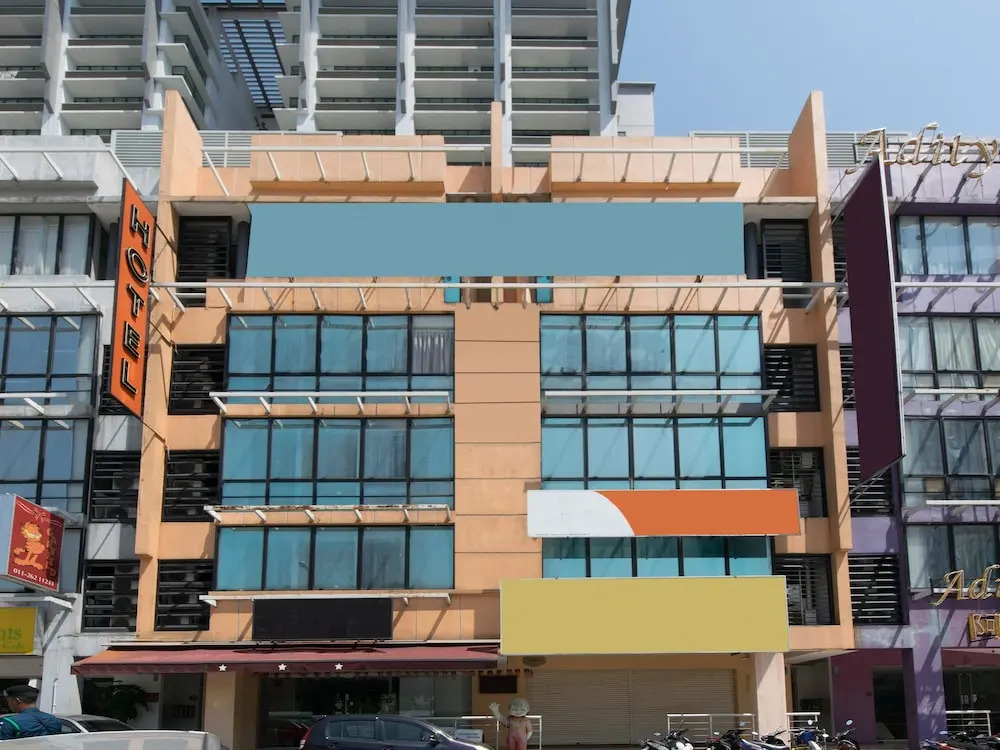 OYO 137 1st Centro Hotel