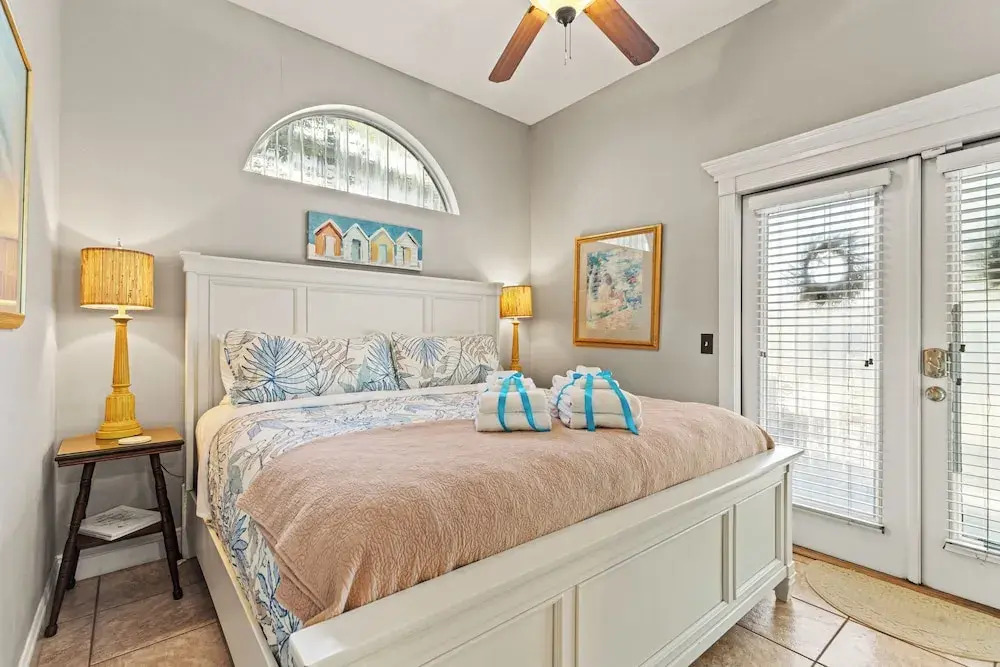 Sunset Cove: Charming 3br/3ba Beach House Sleeps 8 With Sunsets & Serenity