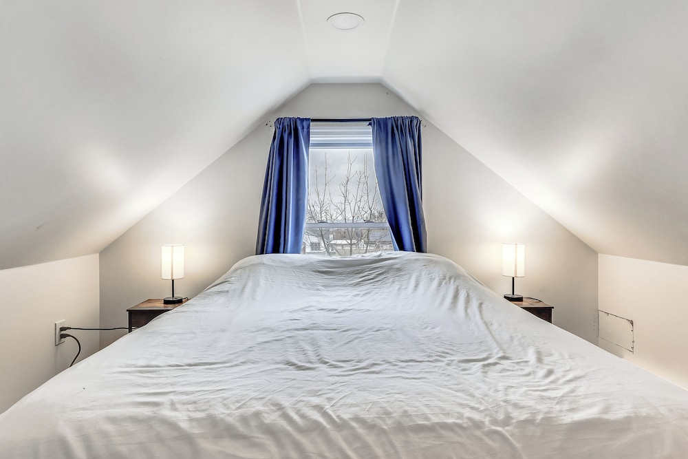 Near Belleville Park & Metlife: Pet-friendly Stay!