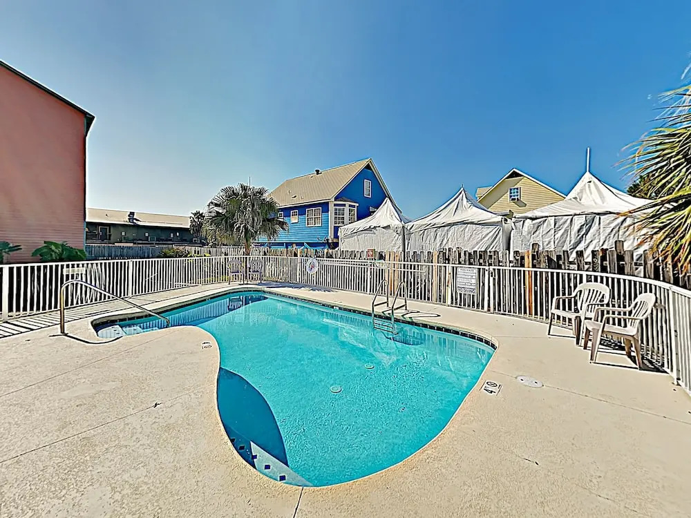 New Listing! Gulf Oasis W/ Pool - 1 Block To Beach Condo