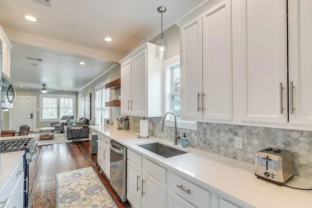 4 Mi to Moody Gardens: Sleek Home w/ Deck & Yard!