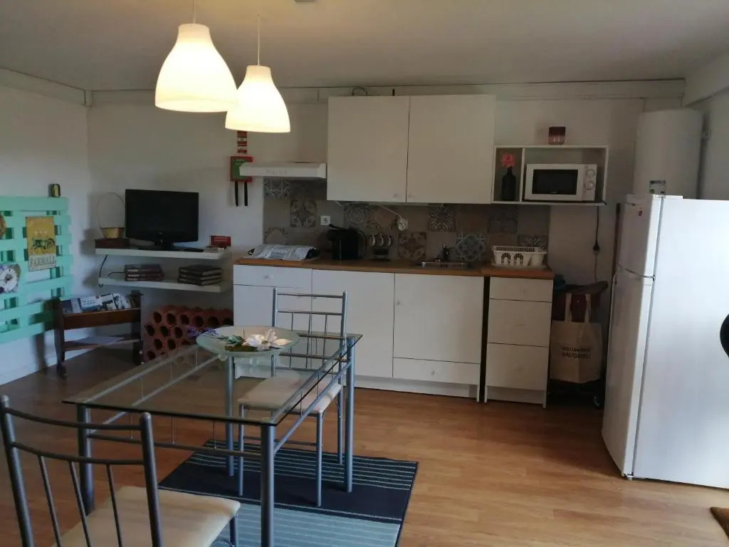 Alojamento - Apartamento ou quarto - Estacionamento à porta