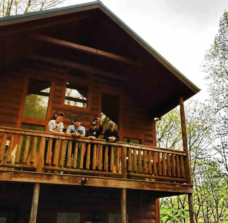 Beautiful Cabin w hot tub Sauna Pool Table