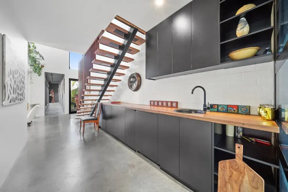 Luxurious 2-bed: Pool, Lift, Dining