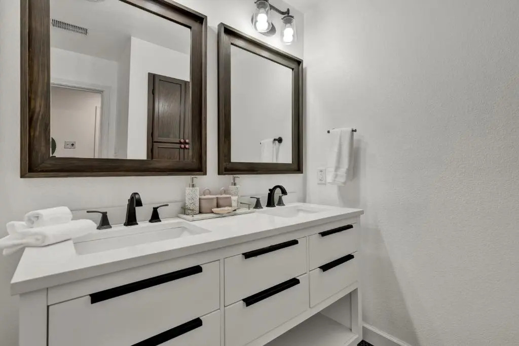 Eclectic Fun Haus With Hot Tub - 3 Min Drive to Main