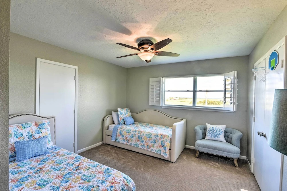 Ocean-View Kahala Beach Bliss Home in Galveston