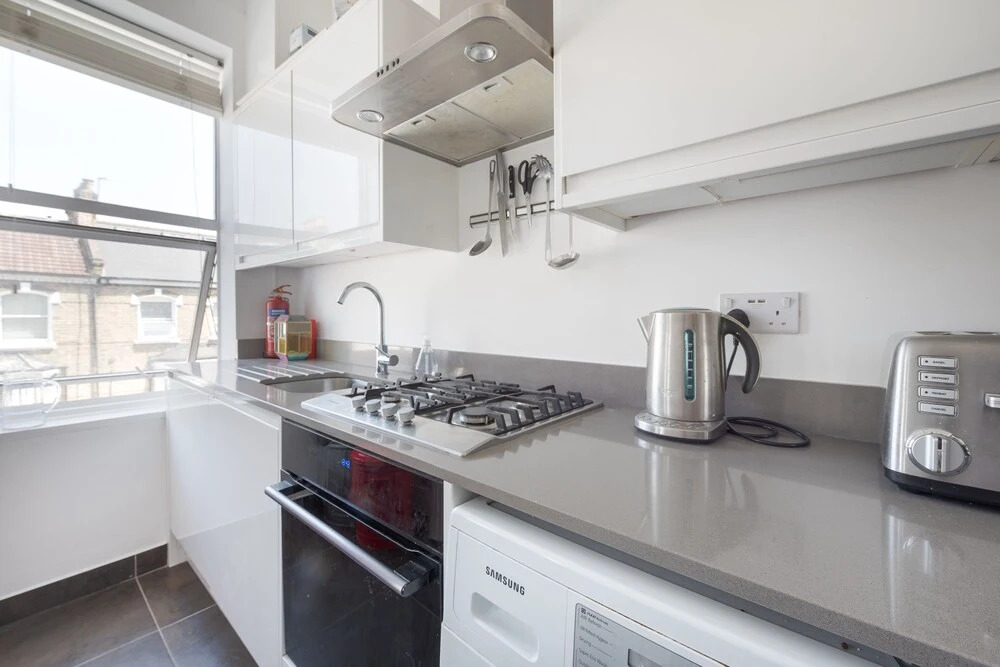 Bright two Bedroom Flat in Fashionable Fulham by Underthedoormat