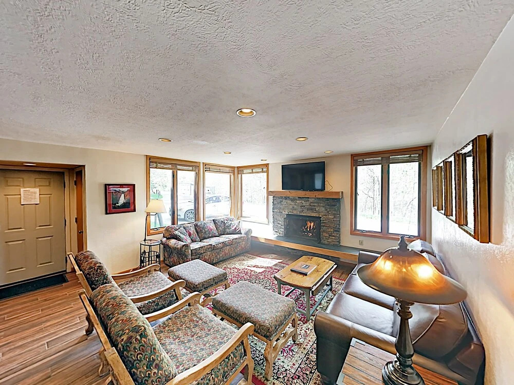 New Listing! Tamarack W/ Pool & Hot Tubs 4 Bedroom Townhouse