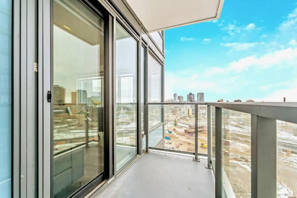 City Views From Your Balcony 1BR w King Bed