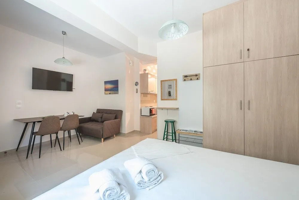 SHARING ROOM IN NEAR THISSIO METRO STATION BY ACROPOLIs