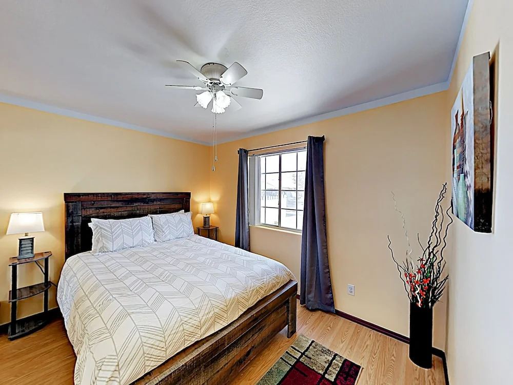 Desert Oasis W/ Private Pool & Spa 4 Bedroom Home
