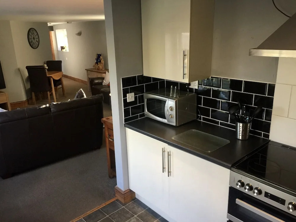 Stylish Historic Apartment - Sleeps 3 & Parking