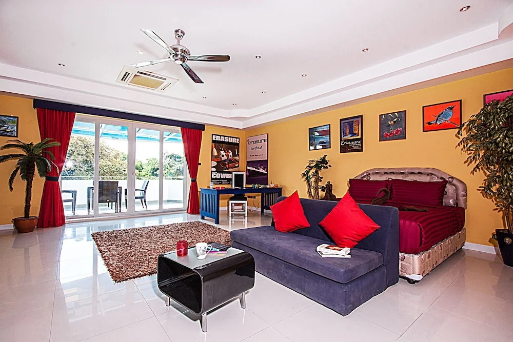 Pratumnak Argyle Villa 8 Beds
