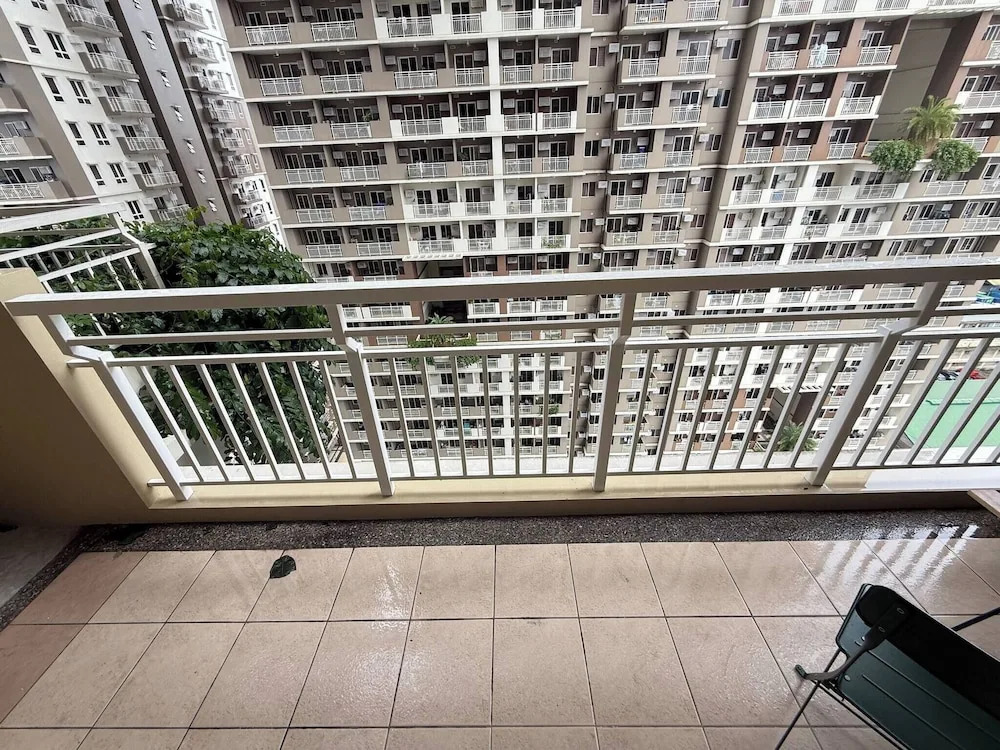 Aesthetic Cozy Apartment Condo With Pool Balcony & Deck