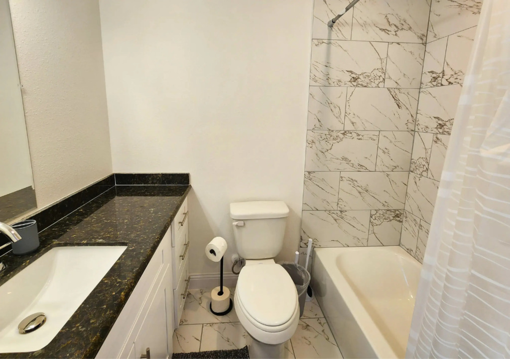 Modern 3 Bedroom Retreat in Pearland