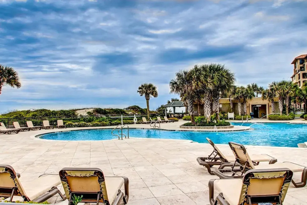 Dog-friendly Condo Steps to Beach wth Pool, AC & Elevator