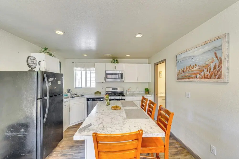 2 Mi to Old Town: House w/ Grill in Eureka!