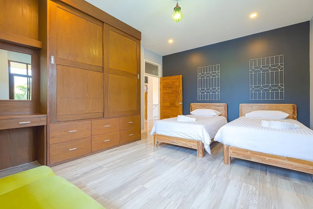 Pool villa  4 BR walking to Beach HV