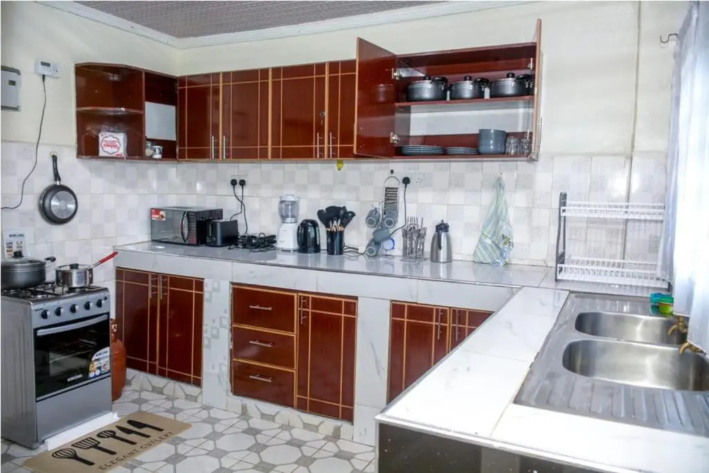 Exquisite 2BR Ensuite Apartment near Rupa Mall