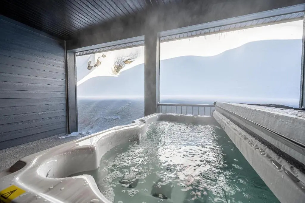 Grizzly Ridge Getaway Brand New, Hot Tub, Sleeps 11