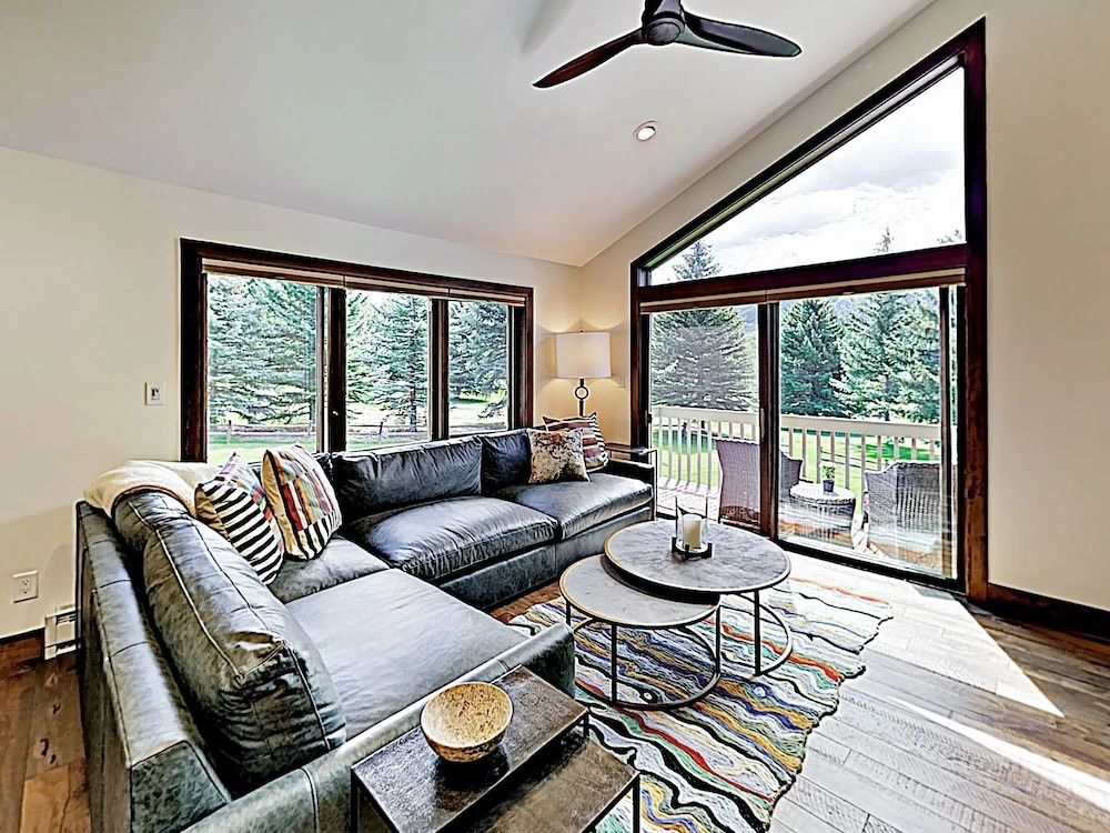 New Listing! Modern Mountain Ski W/ Balcony 3 Bedroom Condo