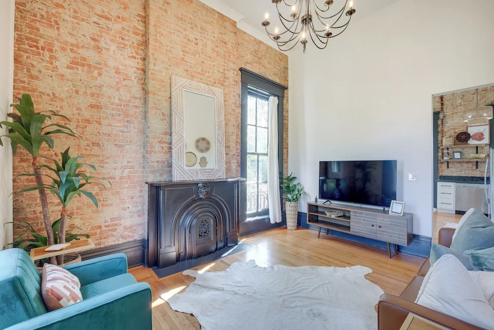 Chic & Historic Apartment ~ 6 Mi to Louisville!