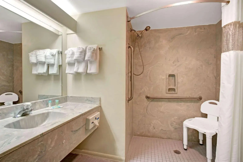 Howard Johnson Express Inn And Suites Lakes Front
