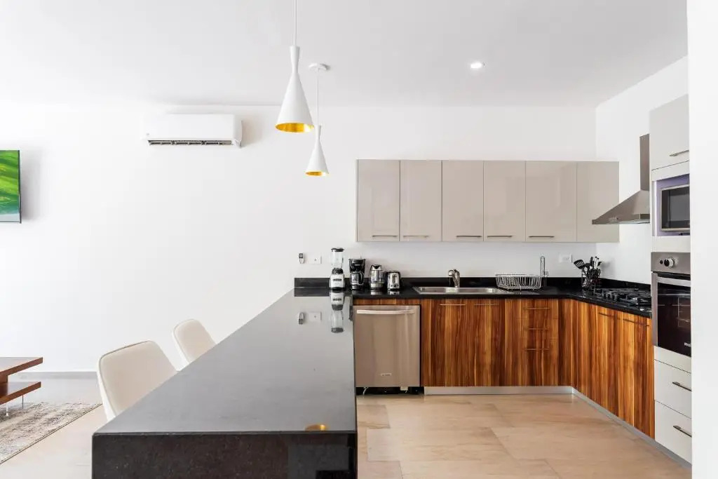 Entire House- 3BR with Private Roof Top Deck