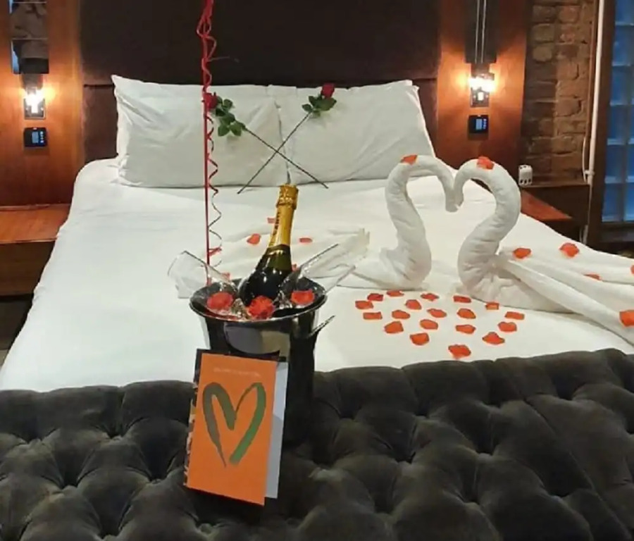 The Famous Floor Sleeps 26 and Group Acc Sleeps30